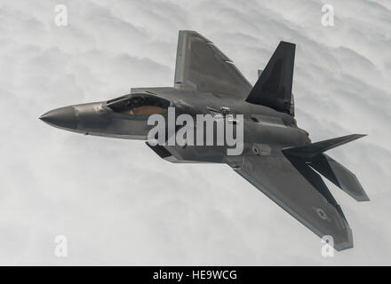 Un F Raptor dalla 95th Fighter Squadron a Tyndall Air Force Base Fla., vola sopra la prova del Nevada e campo di addestramento durante la bandiera rossa 15-3 a Nellis AFB, Nev., 31 luglio 2015. Bandiera rossa fornisce personale di volo e di aria di operazioni di sostegno i membri del servizio da varie cellule, i servizi militari e i paesi alleati la possibilità di integrare e mettere in pratica operazioni di combattimento. Senior Airman Brittany A. Chase) Foto Stock