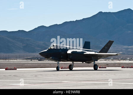 Un F-35un fulmine II, pilotato da Capt. Brent Golden, xvi armi Squadron istruttore, taxi sul flightline presso la Base Aerea Militare di Nellis Nev., Gennaio 15, 2015. Golden volò il F-35 direttamente dalla Lockheed Martin impianto in Fort Worth, Texas, per la sua nuova casa presso l'U.S. Air Force Scuola di armi. Airman 1. Classe Mikaley Towle) Foto Stock