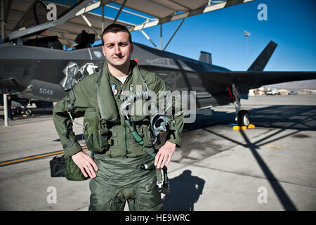 Il cap. Brent Golden, xvi armi Squadron istruttore, posa per una foto nella parte anteriore di U.S. Air Force armi scuola del primo assegnato F-35un fulmine II presso la Base Aerea Militare di Nellis Nev., Gennaio 15, 2015. Golden pilotato il velivolo da Lockheed Martin nel suo stabilimento di Fort Worth, Texas, per la sua nuova casa al USAFWS. Il personale Sgt. Siuta B. Ika) Foto Stock