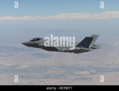 Un F-35 Lightning II dalla 61st Fighter Squadron linee fino in un percorso di attacco in preparazione per far cadere un GBU-12 500-pound laser-bomba guidata, Aprile 25, 2016 a Barry Goldwater M. gamma in Gila Bend, Ariz. Tre F-35s consegnato con successo sei inerte di GBU-12s durante la pratica bombardamenti, rendendo la 61FS secondo squadrone a Luke Air Force Base a lanciare bombe dall'F-35. Airman 1. Classe Ridge Shan) Foto Stock