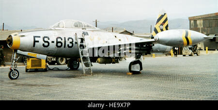 8 FBS/49th FBG. Una metà a sinistra vista frontale di una repubblica F-84E Thunderjet (s/n) 51-613 del 8° Fighter Bomber Squadron (FBS), 49th Fighter Bomber Group (FBG), dotati di serbatoi di combustibile esterni, una bomba, e quattro razzi, da qualche parte in Corea. La punta di tre strisce di serbatoio di identificare il pilota di questo velivolo come squadron leader. Una scaletta è puntellato contro il lato del velivolo, che conduce fino al pozzetto. Sullo sfondo, una massa crewman è visibile, come ci sono alcuni edifici e attrezzature. 90445 K. Foto Stock