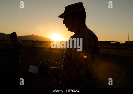 Il personale Sgt. Parris Bussiere, 1 campo di battaglia di coordinamento delle operazioni di distacco sottufficiale, osserva mentre i membri del primo BCD eseguire la spinta in su parte dell'esercito di fitness fisico prova a Davis-Monthan Air Force Base, Ariz., nov. 4, 2014. Il test è un tre-evento prestazioni fisiche test utilizzato per valutare la resistenza muscolare e cardiograms idoneità per tutte le età. Il personale Sgt. Adam Grant Foto Stock