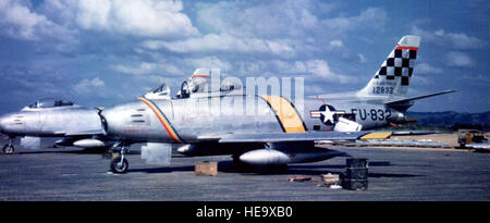 La F-86E Sabre volato da Lt. Col. Albert Kelly, 51st Fighter Interceptor comandante di gruppo,durante la Guerra di Corea nel 1952. La F-86 è stata la forza aerea della prima ala a freccia fighter. Foto Stock