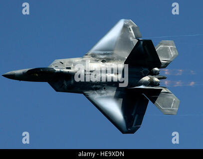 Il Mag. Dave Skalicky, un F-22 Raptor pilota di dimostrazione, si eleva sopra la folla aprile 26 durante l'aria Power over Hampton Roads air show a Langley Air Force Base, Va. Questa annuale open house aiuta ad educare il pubblico sulla forza dell'aria capacità e mostra apprezzamento per la comunità locale. Senior Airman Vernon giovani) Foto Stock