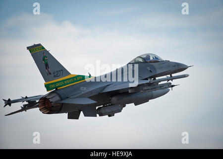 Un F-16 Fighting Falcon lancia durante la bandiera rossa 15-1 Gen 26, 2015, presso la Base Aerea Militare di Nellis Nev. Bandiera rossa fornisce un opportunità per Air National Guard equipaggi e i manutentori per migliorare la loro tattica di competenze operative a fianco di unità da circa la forza dell'aria. La F-16 è assegnato per la 134Fighter Squadron, Burlington Air National Guard Base, Burlington, Vt. Staff Sgt. Siuta B. Ika) Foto Stock