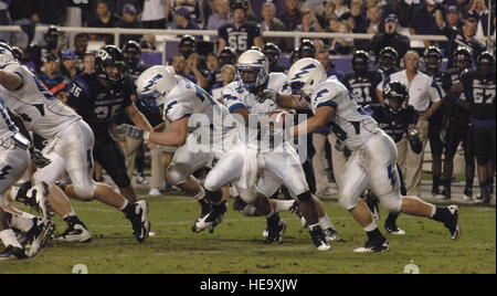 Air Force quarterback Tim Jefferson Hands off a fullback Nathan Walker durante l'Air Force-TCU gioco a Amon G. Carter Stadium di Fort Worth ott. 23, 2010. Walker, nativo di Colorado Springs, Colo., aveva sei trasporta per 30 yard in i falchi' 38-7 perdita per il n. 4 cornuto rane. John Van Winkle) Foto Stock