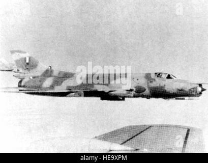 Vista laterale destra di tre repubbliche Su-7 montatore-F aeromobili, dal peruviano Air Force in volo. Foto Stock