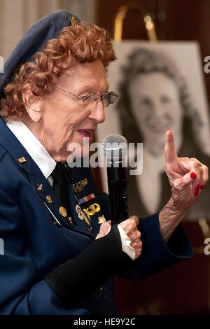 Parete di Betty Strohfus, una seconda guerra mondiale le donne di servizio militare di pilota, parla della sua vita e di esperienze come una vespa pilota durante una visita di illustri sett. 27, 2012, presso la Base Aerea Militare di Nellis Nev. Strohfus fu in grado di sperimentare le modifiche alla Nellis AFB ha attraversato dal momento che lei è di stanza qui quando è stato chiamato il Las Vegas Army Airfield dal 1943/44. Il personale Sgt. Christopher Hubenthal) Foto Stock