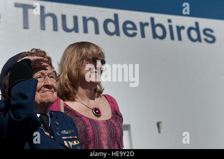 Parete di Betty Strohfus, una seconda guerra mondiale le donne di servizio militare di pilota, e Julianne Reed, Strohfus' figlia, guarda F-16 Fighting Falcons assegnati per gli Stati Uniti Air Force antenna squadrone di dimostrazione "Thunderbirds,' taxi durante una visita di illustri sett. 27, 2012, presso la Base Aerea Militare di Nellis Nev. Strohfus visitato con la femmina dei piloti e del personale di assistenza assegnato alla Thunderbirds durante la sua visita a Nellis. Il personale Sgt. Christopher Hubenthal) Foto Stock