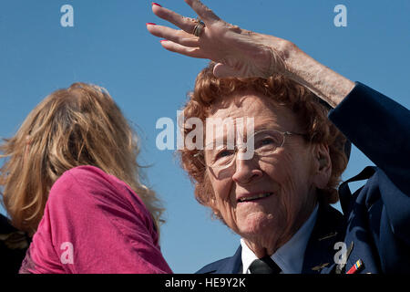 Parete di Betty Strohfus, una seconda guerra mondiale le donne Airforce pilota di servizio, orologi U.S. Air Force antenna squadrone di dimostrazione "Thunderbirds,' F-16 Fighting Falcon, decollo durante una visita di illustri sett. 27, 2012, presso la Base Aerea Militare di Nellis Nev. Strohfus visitato il Thunderbird Hangar, del controllo del traffico aereo torre, e parlava con gli avieri circa le sue esperienze durante la sua visita. Il personale Sgt. Christopher Hubenthal) Foto Stock