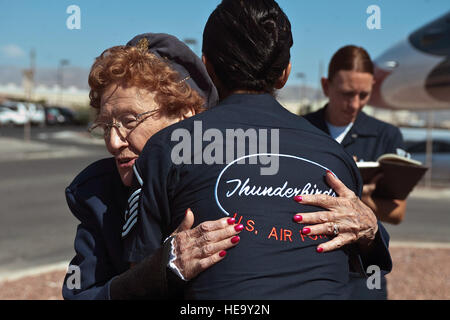 Parete di Betty Strohfus, una seconda guerra mondiale le donne di servizio militare di pilota, abbracci Master Sgt. Gina cantra, U.S. Air Force antenna squadrone di dimostrazione "Thunderbirds, 'comandante personale di sostegno noncomissioned ufficiale responsabile , durante una visita di illustri sett. 27, 2012, presso la Base Aerea Militare di Nellis Nev. Strohfus era di stanza a Las Vegas Army Air Field dal 1943/44, e fu uno dei 1,074 donne che divennero certified WASP piloti durante la seconda guerra mondiale. Las Vegas Army Air Field più tardi re-è stato designato come Nellis AFB. Il personale Sgt. Christopher Hubenthal) Foto Stock