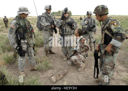 Primo Tenente Britt Cleveland da Alfa batteria, 2° Battaglione, xv campo artiglieria, 2° Brigata Team di combattimento, Fort Drum, NY, relè torna all estero base operativa (FOB) Mahmudiyah con l aiuto dell'esercito iracheno (IA) che vi sono ordigni esplosivi artigianali (IED) nell area a Mahmudiyah, Iraq il 3 giugno 2007. Foto Stock