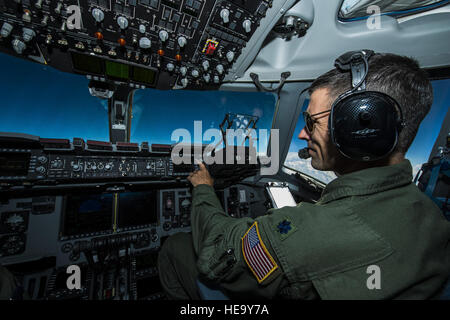 Lt. Col. Doug Soho vola co-pilota di Lt. Gen. Stanley Clarke durante il primo volo di un C-17 Globemaster III Sett. 12, 2013, a base comune, Charleston S.C. Questo storico evento arriva più di venti anni dopo il 437th Airlift Wing e la 315Airlift Wing ha preso in consegna il primo C-17 per immettere la forza aerea inventario Giugno 14, 1993. Essa segna anche il completamento con successo di C-17 della produzione per la Air Force. Clarke è la Air National Guard direttore. Soho è il 437th Operations Group Chief delle norme e delle valutazioni. Senior Airman Dennis Sloan) Foto Stock