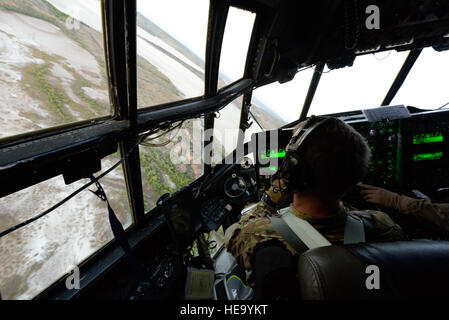 Stati Uniti Air Force Il Mag. Mathew Nevius, 1 Special Operations Squadron pilota, esegue il basso livello di manovre in un MC-130H Combat Talon II durante l'esercizio talismano Sabre nel Territorio del Nord, l'Australia, 2 luglio 2015. Esercizi come talismano Sabre 2015 forniscono realistico, formazione pertinenti che è necessaria per mantenere la sicurezza regionale, la pace e la stabilità. Senior Airman Stephen G. Eigel) Foto Stock