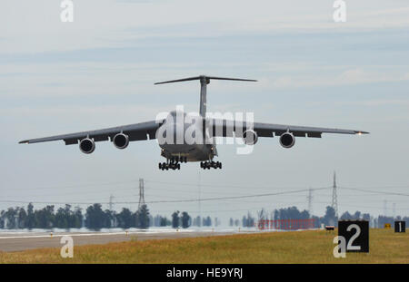 Una C-5M Super Galaxy pilotato da Lt. Gen. Brooks Bash, Aria Mobilità il comando vice comandante, atterra a Travis AFB, California, 8 maggio 2014. Il velivolo è il primo C-5M permanentemente assegnato al sessantesimo Aria Mobilità ala. A seconda del fabbricante, Lockheed Martin, l'aggiornamento incluso un abitacolo modernizzato con una digitale, per tutte le stagioni di controllo di volo e il sistema di pilota automatico, tra i molti altri prodotti avionici-relativi miglioramenti. Lockheed anche membri dell'aeromobile è di nuovo il motore produce " di più di 50.000 libbre di spinta - un 22 percento di aumento di sovracorrente TF39 motori - ed è la fase IV conforme allo standard di rumore. Il C- Foto Stock