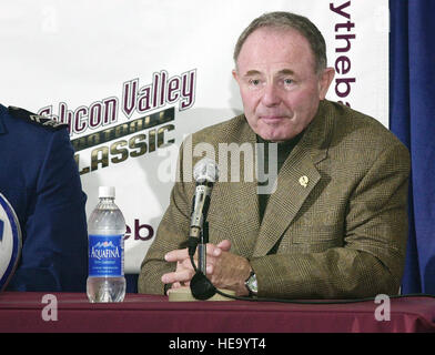 Il sig. Fisher DeBerry, il capo allenatore di calcio per la US Air Force Academy, si prepara a rispondere alle domande durante una conferenza stampa prima della Silicon Valley Bowl Football Classic in Spartan Stadium, presso la San Jose State University, California (CA). Durante il classico, l'US Air Force Academy 'falchi' si faccia a faccia con il Raschino di Fresno State University 'Bulldog.' (immagine doppia, vedere anche DFSD0315401 o ricerca 001230F2907C512) Foto Stock