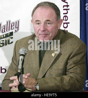 Il sig. Fisher DeBerry, il capo allenatore di calcio per la US Air Force Academy, si prepara a rispondere alle domande durante una conferenza stampa prima della Silicon Valley Bowl Football Classic in Spartan Stadium, presso la San Jose State University, California (CA). Durante il classico, l'US Air Force Academy 'falchi' si faccia a faccia con il Raschino di Fresno State University 'Bulldog.' Foto Stock