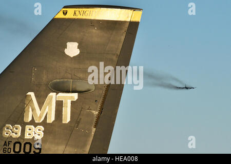 A B-52H Stratofortress vola sopra Minot Air Force Base, N.D., Gennaio 12, 2015. B-52H è in grado di far cadere o lanciare una vastissima gamma di armi negli Stati Uniti inventario. Senior Airman Brittany Y. Bateman) Foto Stock