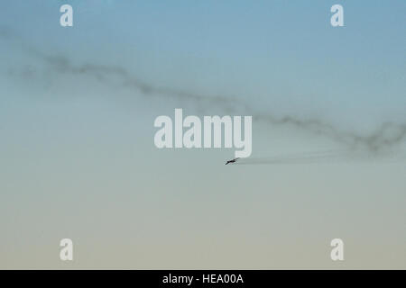 A B-52H Stratofortress vola sopra Minot Air Force Base, N.D., Gennaio 12, 2015. B-52H è in grado di far cadere o lanciare una vastissima gamma di armi negli Stati Uniti inventario. Senior Airman Brittany Y. Bateman) Foto Stock