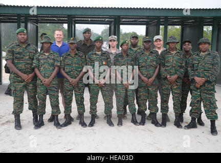 L'eliminazione degli ordigni esplosivi (EOD) specialisti dalla Florida la Guardia Nazionale e la Guyana Defence Force posano per una foto vicino a Camp Stephenson, Guyana, Aprile 25, 2013. Il Florida guardie fatte raccomandazioni per la GDF sulla sicurezza e lo smaltimento delle opportunità per la spesa di munizioni. Master Sgt. Thomas Kielbasa Foto Stock