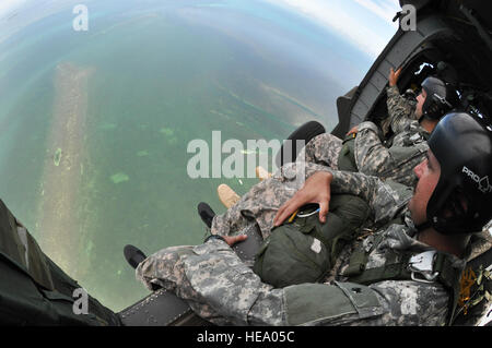 Florida Guardia Nazionale delle forze speciali militari si affacciano sulle acque al di sopra di Key West, Fla., da un UH-60 Black Hawk elicottero durante un esercizio aerotrasportato, Sett. 27, 2012. Foto Stock