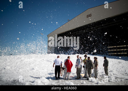 Un piccolo mare di ritardante del fuoco schiuma è stata involontariamente rilasciato in un aeromobile hangar temporaneamente coperte una piccola porzione della linea di volo a Travis AFB, California, Sett. 24, 2013. Non pericolosi di schiuma è simile al sapone piatto, che eventualmente disciolto nel liquido che è stato aiutato dal forte vento. Sessantesimo Aria Mobilità Ala i vigili del fuoco hanno aiutato il controllo della dispersione usando potenti ventilatori e scarichi di copertura. Nessun popolo o velivoli sono stati danneggiati nell'incidente. Ken Wright Foto Stock