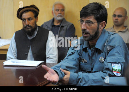 Brig. Gen. Shams Rahman, Provinciale del Nuristan Capo della Polizia, parla con i principali membri del governo della Repubblica islamica dell'Afghanistan, la forza internazionale di assistenza alla sicurezza, ISAF comando congiunto, Governance della provincia del Nuristan, del Nuristan Provincial Reconstruction Team e Nurgaram Governatore Distrettuale, il dottor Mehirulla (sinistra), durante una chiave del leader di innesto in avanti su una base operativa Kalagush in Afghanistan orientale della provincia del Nuristan, e il agosto 18. Brig. Gen. Rahman ha spiegato le sfide affrontate con supporto e risorse per molti dei quartieri, con una grande attenzione al miglioramento Foto Stock