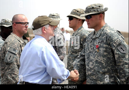 090507-F-6655M-958 Il Segretario della Difesa Robert M. Gates presenta stella Bronze Awards con valor di militari impegnati di trasmettere la base operativa della bacchetta di caricamento, Afghanistan, durante un viaggio a sud-ovest Asia il 7 maggio 2009. Master Sgt. Jerry Morrison, U.S. Air Force. (Rilasciato) Foto Stock