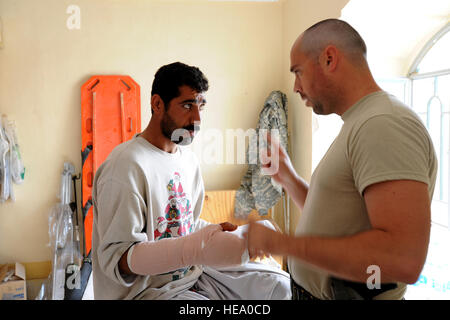 Spremendo il suo chirurgo della mano, Barran, un 26-anno-vecchio uomo afgana dai locali di città di Farah, che di recente ha subito di tre ore di chirurgia presso la clinica di Forney situato in avanti su una base operativa (FOB) Farah dalla Marina Lt. La Cmdr. Michael Bradley, un chirurgo ortopedico assegnato all'avanzamento del team chirurgico (FST) Farah, viene nuovamente valutata da Bradley, nov. 3, 2009, presso le forze per le operazioni speciali (SOF) Clinic appena fuori FOB Farah. Barran stava spingendo un auto tre giorni fa, il 31 ottobre 2009, quando il suo diritto aveva rotto con il faro facendolo sostenere nervo, più tendini e l'arteria danni alla sua Foto Stock