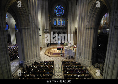 Lo Scrigno del Presidente Gerald Ford risiede nel luogo presso la Cattedrale Nazionale di Washington a Washington D.C., Gen 2, 2007. Ford, la trentottesima presidente degli Stati Uniti, passate a Dic. 26th. In seguito il servizio funebre nella cattedrale, Ford rimane sarà volato a Michigan per la sepoltura. Senior Airman Daniel R. DeCook, U.S. Air Force. (Rilasciato) Foto Stock