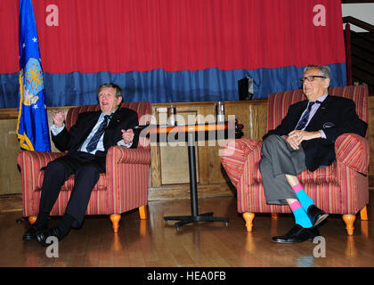 Da sinistra, pensionato RAF Air Commodore Charles Clarke e Andy Wiseman, entrambi ex prigionieri di guerra durante la II Guerra Mondiale, parlare durante un prigioniero di guerra/mancante in azione pranzo al RAF Mildenhall, Inghilterra, Sett. 19, 2012. I due ex RAF aria marinai sono stati tenuti prigionieri tedeschi nel campo di prigionia Stalag Luft III e visitato Mildenhall per condividere le loro storie durante POW/MIA ricordo settimana. Foto Stock