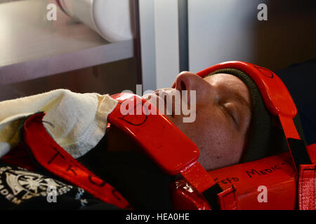 Maurice Carter 733rd ingegnere civile divisione pompiere, è trasportato in ambulanza durante una piena scala Elicottero incidente esercizio a Fort Eustis, Virginia, Marzo 13, 2015. Carter è stato trasportato in una evacuazione medica in elicottero Nightingale, a causa della sua simulata lesioni critiche. Senior Airman Kimberly Nagle Foto Stock