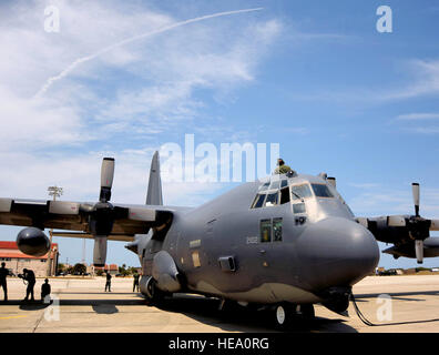 Membri della Air National Guard la 106ª Ala di salvataggio, 102º squadrone di salvataggio, dalla Stazione F.S. Gabreski Airport in Westhampton Beach, N.Y. lungo con Pararescuemen (pj) dal 131Rescue Squadron, da Moffett Federal Airfield, situato nei pressi di Mountain View, CA., guardare da Patrick Air Force Base, Fla. come NASA space shuttle missione STS-125, lancia dalla NASA il Kennedy Space Center il 11 maggio 2009. Il lancio di STS-125 segnato la 106ª Ala di salvataggio il centesimo missione di salvataggio sostegno dato inizio alla loro partecipazione nel 1988. Staff David J. Murphy) Foto Stock
