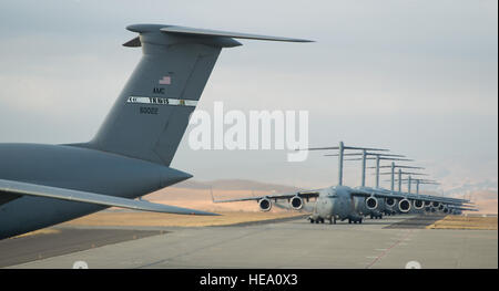 Una 22-aerei "libertà" di lancio ha avuto luogo a Travis AFB, California, Sett. 11, 2013. Sette C-17 Globemaster IIIs, 11 KC-10 Extender e quattro C-5B galassie dal sessantesimo di mobilità in aria Wing schierate in ciò che storicamente è riferito come un 'elephant walk", ha poi lanciato consecutivamente oltre 36 minuti per prendere parte in aria mobilità missioni di comando. Il primo piano nella lineup, un C-17, lanciato al 8:46 a.m., allo stesso tempo i terroristi si è schiantato voli American Airlines 11 sulla Torre Nord del World Trade Center a New York City 12 anni prima. Ken Wright) Foto Stock