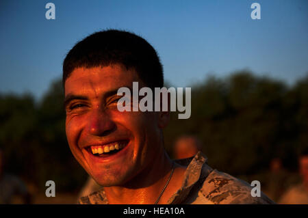 Stati Uniti Marine Sgt. Miguel Vazquez, xiii Marines Expeditionary Unit, rilassa dopo un allenamento fisico prova 5 dicembre, 2013, in corrispondenza di una base francese nei pressi di Camp Lemonnier, Gibuti. Il test è stato in preparazione per un 10-giorno desert combat corso che si sfideranno loro fisicamente e mentalmente attraverso la terra e ostacoli d'acqua, scenari di combattimento ed estrema resistenza esercizi, mentre superstite in austero alle condizioni del campo. Il personale Sgt. Erik Cardenas/Non rilasciato) Foto Stock