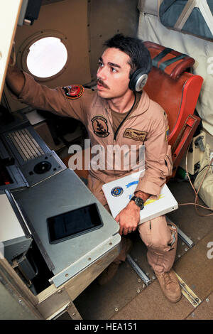 Stati Uniti Navy tenente j.g. Aaron Rosa, Patrol Squadron 9 public affairs officer, esegue una comunicazione di preflight verificare prima del decollo da Camp Lemonnier, Gibuti, 11 genn. 2014. Lo squadrone, distribuito dalla Marine Corps base Hawaii, Kaneohe Bay, opera Lockheed Martin's P-3C Orion, una a quattro motori a turboelica antisommergibile di sorveglianza marittima e gli aeromobili a sostegno delle Combined Joint Task Force-Horn delle missioni in Africa. Il personale Sgt. Christopher lordo) Foto Stock