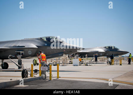 La Lockheed Martin e xxxiii Fighter Wing manutentori lavorano con 96Combustibili aviatori di volo durante un doppio pit calda sessione 6 Maggio a Eglin Air Force Base, Fla. combustibili volo facilita il quattro hot pit le stazioni per la XXXIII FW flightline utilizzato da Air Force, Marine Corps, Navy e internazionali partner-F-35 Lightning II aeromobili. Samuel King Jr.) Foto Stock