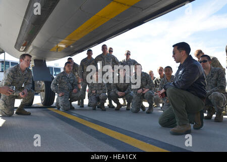 Senior Airman Eric Medina, 92Air Refuelling Squadron boom operatore, spiega come una KC-135 Stratotanker lavora al centro di Washington University Air Force ROTC studenti durante una base ampia tour 17 aprile 2015, a Fairchild Air Force Base, nello Stato di Washington Il tour comprendeva fermate presso il quartier generale di base per un briefing sulla missione, il Aquatics Centre per acqua a una dimostrazione di sopravvivenza, una KC-135 Stratotanker visualizzazione statica, aerospaziale dimostrazioni di fisiologia, militari cane da lavoro di dimostrazione e di sopravvivenza, evasione, la resistenza e la fuga la scuola per un UH-1N Iroquois elicottero visualizzazione statica e rifugio, segnale Foto Stock