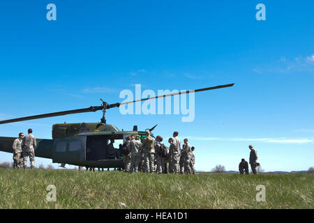 Central Washington University Air Force ROTC gli studenti ottengono un sguardo ravvicinato del UH-1N Iroquois elicottero durante una base ampia tour 17 aprile 2015, a Fairchild Air Force Base, nello Stato di Washington Il tour ha dato agli studenti una opportunità per esplorare le diverse funzioni che consentono il funzionamento di base. Senior Airman Janelle Patiño) Foto Stock