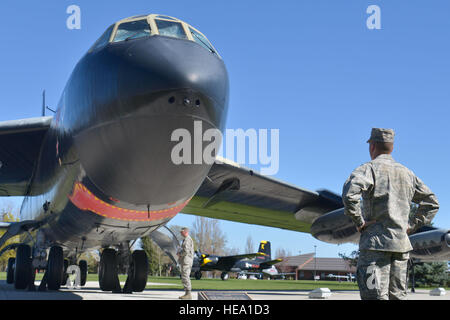 Uno studente dalla centrale di Washington University Air Force ROTC guarda al B Stratofortress visualizzazione statica in Fairchild il patrimonio Air Park durante una base ampia tour 17 aprile 2015, a Fairchild Air Force Base, nello Stato di Washington Gli studenti che hanno preso il tempo di andare in giro per il parco per saperne di più sulle varie static visualizza la base ha. Il parco è dotato di otto velivoli storici per mostrare e a educare gli avieri e le loro famiglie sulla sua storia. Senior Airman Janelle Patiño) Foto Stock