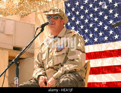 BAGHDAD in Iraq -- Gary LeVox, cantante di musica country gruppo Rascal Flatts, svolge per aviatori e soldati a Baghdad Aeroporto internazionale il 5 Agosto da un make-shift palco dietro un edificio che fu una volta che Saddam Hussein la base militare di operazioni overnight. Il gruppo è stato qui come parte di un Regno Servizi tour dell'organizzazione. Tech. Sgt. Brian Davidson) Foto Stock