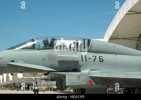 Gen. William T. Hobbins riceve una tre-nave volo di orientamento in uno spagnolo EF-2000 Eurofighter 11 Maggio a Moron Air Base, Spagna. Durante il suo viaggio, Generale Hobbins ha girato la xi contro ala e visitato con lo spagnolo air force membri di discutere la NATO e gli Stati Uniti Forze aeree in Europa argomenti, come pure incontrato con la leadership dal 712th Air Base Gruppo. Hobbins generale è la USAFE commander. Il Mag. Jay Sabia) Foto Stock