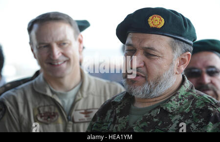 Kabul, Afghanistan -- Generale Bismillah Khan Mohammadi,l esercito nazionale afgano capo del personale,parla di equipaggi afgano aderenti prima del loro volo Mar 24. Il primo afghan C-27 equipaggio ha volato la loro prima missione operativa per la fornitura di aria di Kandahar campo con medici e prodotti per la cura personale. .Senior Airman Matt Davis) Foto Stock