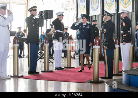 Stati Uniti Air Force Gen. Lori J. Robinson passeggiate attraverso un servizio comune sideboys all inizio del North American Aerospace Defense Command e U.S. Comando settentrionale durante la modifica del comando di cerimonie, 13 maggio 2016 su Peterson Air Force Base, Colo. ( N-NC Affari pubblici Foto Stock