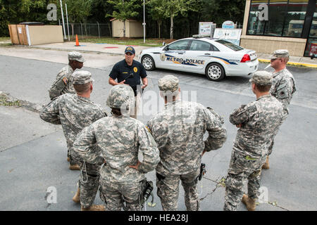 Cittadino soldati del 178mo di polizia militare in base alla società di Monroe riceve una breve dal sergente Max Nowinsky, West Chatham Precinct, Savannah Chatham Metropolitan Police prima di iniziare la loro sorveglianza. La MPs pattugliano le strade per tutta la notte per dissuadere i saccheggi e per aiutare gli automobilisti a filamento. Foto Stock