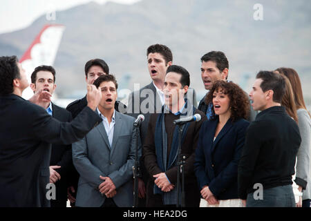 Membri del cast dal Jersey Boys Las Vegas cantare l'Inno Nazionale durante la cerimonia di apertura del 2011 Aviation Nazione nov. 13, presso la Base Aerea Militare di Nellis Nev. Aviation nazione celebra 70 anni di airpower in Las Vegas. Oltre 125.000 valutazione ha partecipato a due giorni di spettacolo aereo. Lawrence Crespo Foto Stock