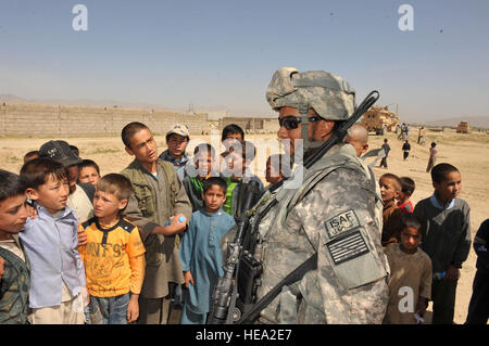 Provincia di Ghazni, Afghanistan - STATI UNITI Navy Corpsman ospedale di terza classe Woodrow Prudhomme, Ghazni Provincial Reconstruction Team corpsman, parla agli studenti a Towhed Abad Scuola in Sartur Babah villaggio dopo la loro scuola era stato colpito da un razzo da insorti, 3 maggio. Il Ghazni PRT e la 707th l'eliminazione degli ordigni esplosivi team ha risposto a un attacco in meno di un ora per aiutare con i feriti e di valutare i danni. (U.S. Air Force Tech. Sgt. JT può III, Ghazni Provincial Reconstruction Team Affari pubblici) Foto Stock