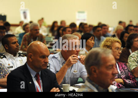 Honolulu - HONOLULU - più di 500 capi militari e la Camera di Commercio di deputati si sono riuniti presso il Centro Congressi delle Hawaii in Honolulu, Hawaii il Jan 6, per ascoltare gli aggiornamenti di cosa Hawaiian basato su elementi di servizio sono realizzando nella regione del Pacifico. L'ammiraglio Gary Roughead, capo di operazioni navali era il keynote altoparlante per l'evento che è nel suo decimo anno. (U.S. Air Force foto/Master Sgt. Cohen A. giovani) Foto Stock