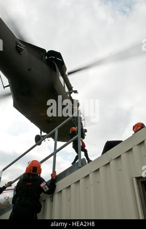 UH-60 i falchi nero dalla Carolina del Sud la Guardia Nazionale di 2-151st protezione e supporto di battaglione di aviazione e membri della Carolina del Sud di elicottero di salvataggio acquatico treno del Team al Combat Readiness Training Center, savana, Ga., durante la Global Guardian Esercizio, Feb 17, 2012. Global Guardian è un Air National Guard sponsorizzato esercizio di formazione per fornire i requisiti di una formazione basata su esercizio utilizzando unità essenziale della missione gli elenchi di attività e Master Sequenza di eventi Elenco inietta. Foto Stock