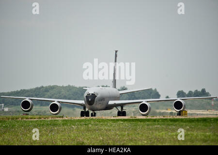 Un U.S. Air Force KC- 135 Stratotanker dal 927th Air Refuelling Wing, MacDill Air Force Base Fla., terre in corrispondenza dall'Aeroporto Internazionale di Pittsburgh riserva d'aria Stazione, Coraopolis, Pa., luglio 20, 2013. Il 927th sta portando gli avieri dal quarantacinquesimo di medicina aeronautica squadrone di evacuazione per partecipare al Global Medic in congiunzione con WAREX, un misto annuale-campo di riserva-esercizio progettata per replicare tutte le sfaccettature del teatro di combattimento di medicina aeronautica supporto di evacuazione. Tech. Sgt. Efren Lopez Foto Stock